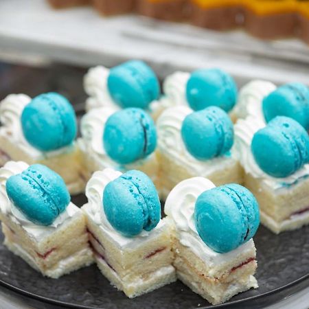 Radisson Blu Hotel, Jeddah Corniche Zewnętrze zdjęcie Macarons on top of a cake