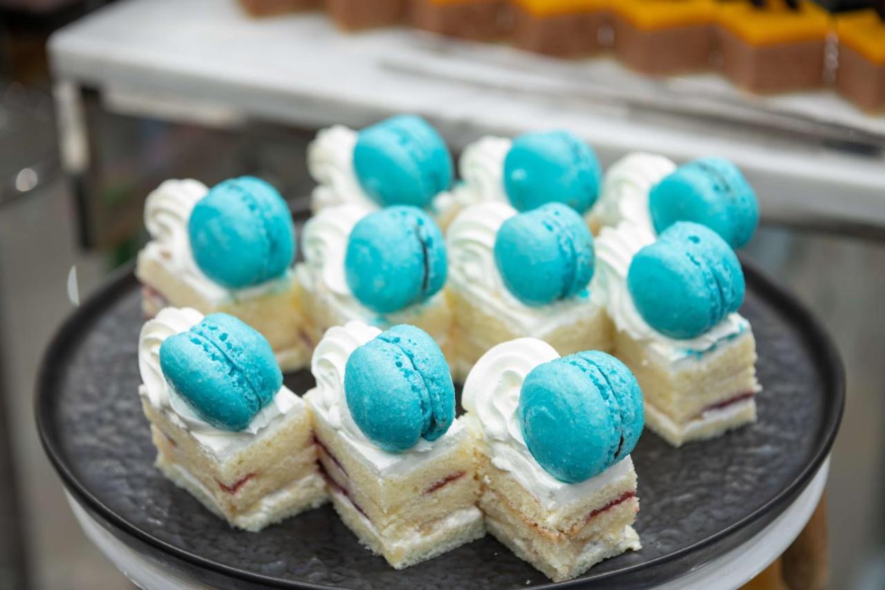 Radisson Blu Hotel, Jeddah Corniche Zewnętrze zdjęcie Macarons on top of a cake