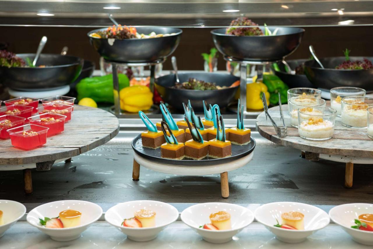 Radisson Blu Hotel, Jeddah Corniche Zewnętrze zdjęcie A buffet