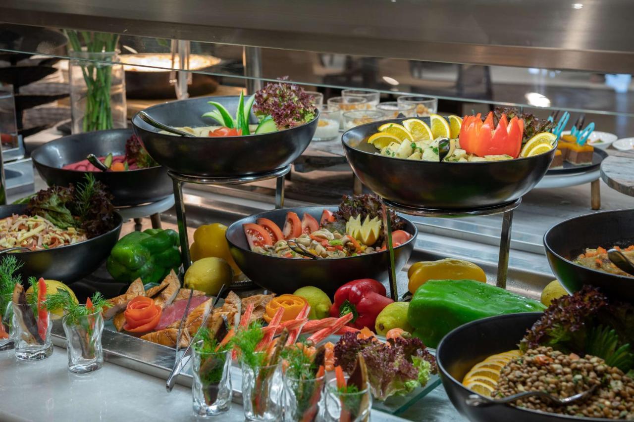 Radisson Blu Hotel, Jeddah Corniche Zewnętrze zdjęcie A salad bar