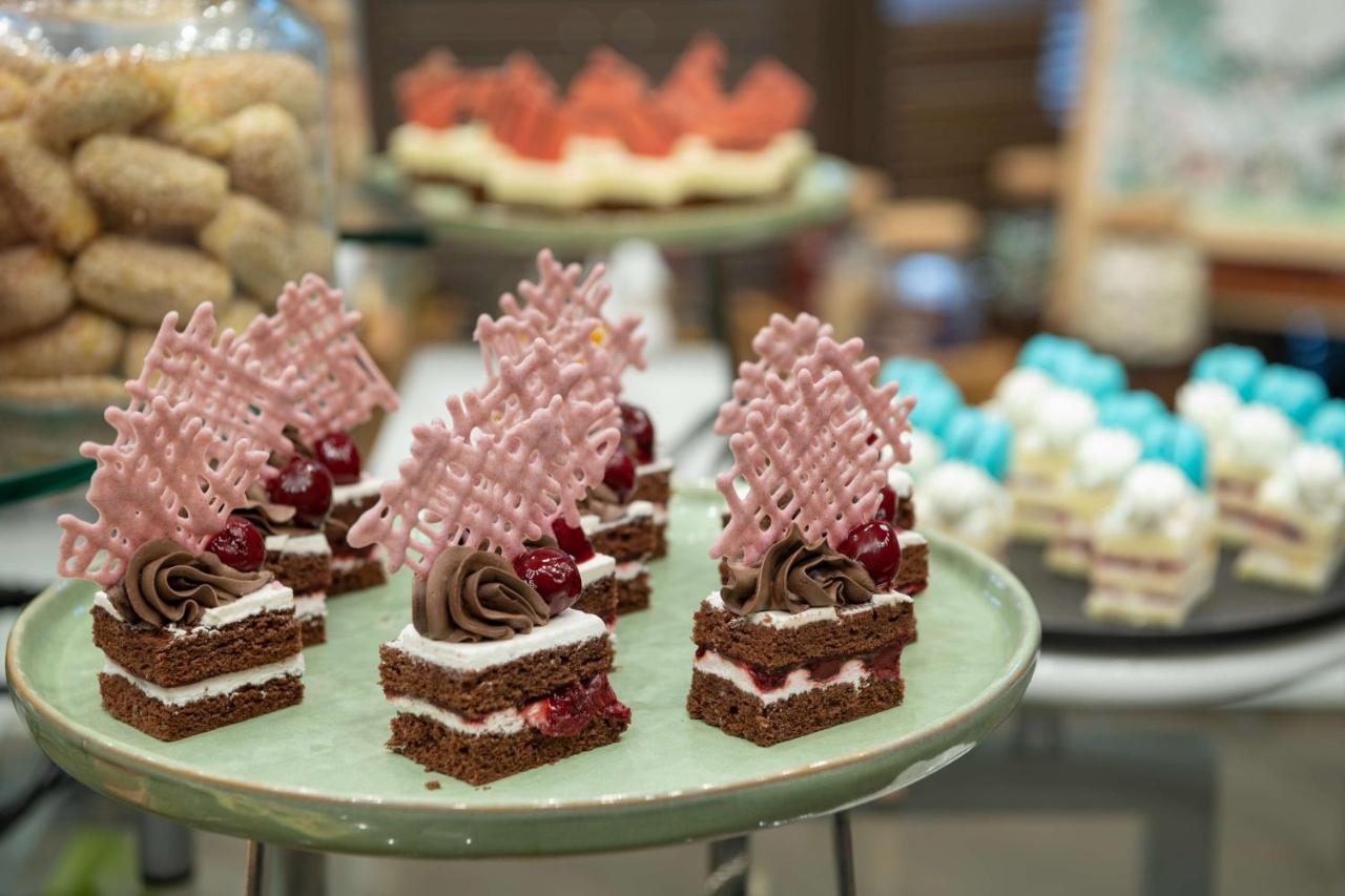 Radisson Blu Hotel, Jeddah Corniche Zewnętrze zdjęcie Chocolate cakes