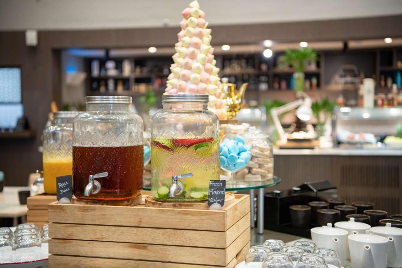 Radisson Blu Hotel, Jeddah Corniche Zewnętrze zdjęcie A selection of drinks at a buffet
