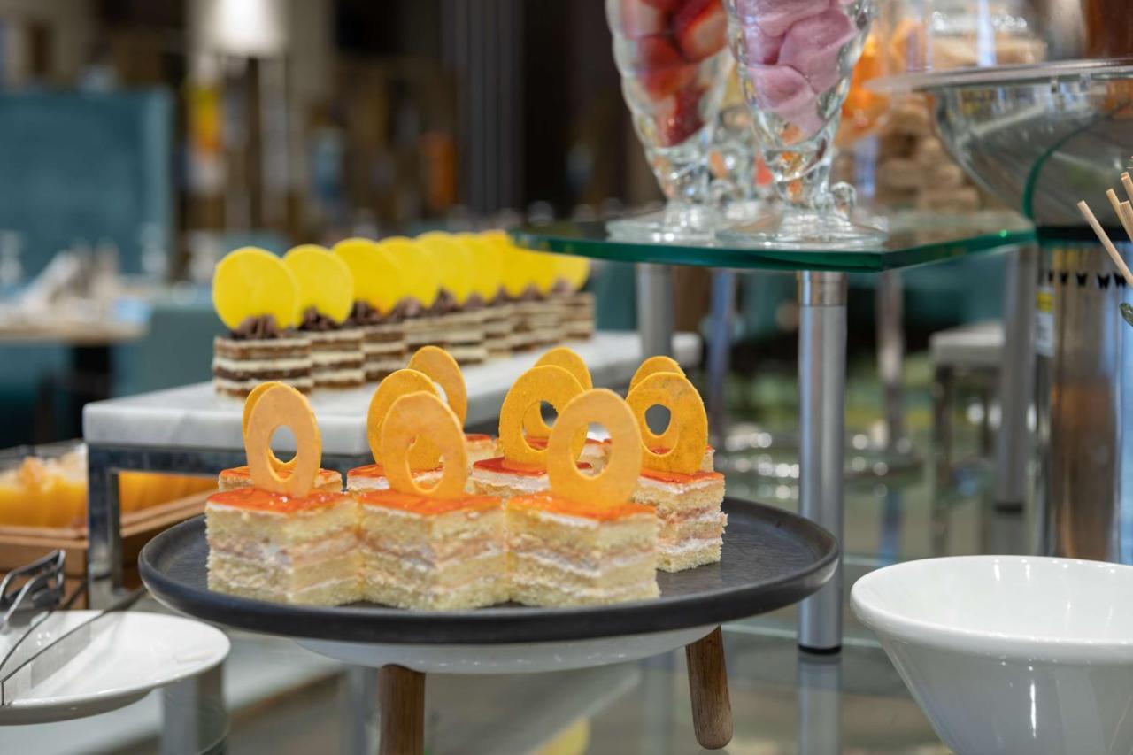 Radisson Blu Hotel, Jeddah Corniche Zewnętrze zdjęcie A dessert buffet