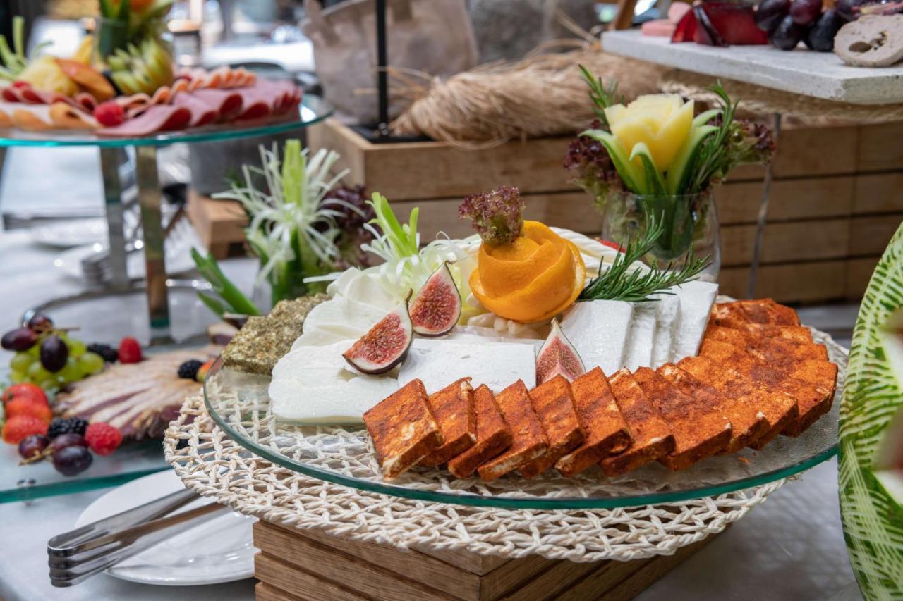 Radisson Blu Hotel, Jeddah Corniche Zewnętrze zdjęcie A cheese platter