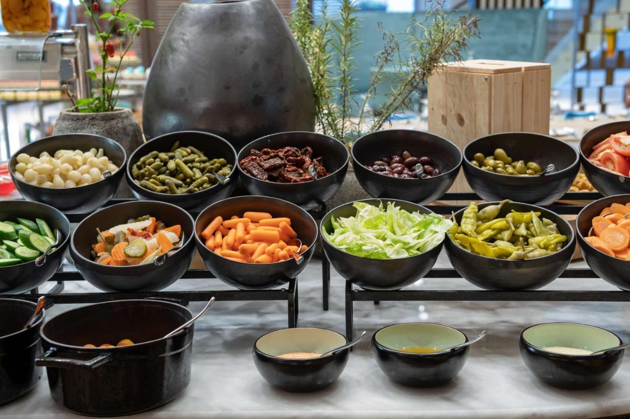 Radisson Blu Hotel, Jeddah Corniche Zewnętrze zdjęcie A salad bar