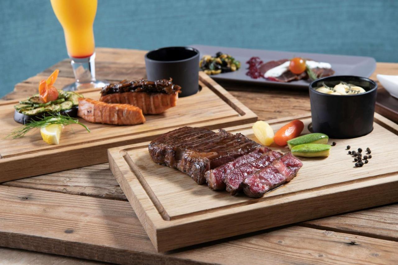 Radisson Blu Hotel, Jeddah Corniche Zewnętrze zdjęcie A steak prepared with the dry-aging method