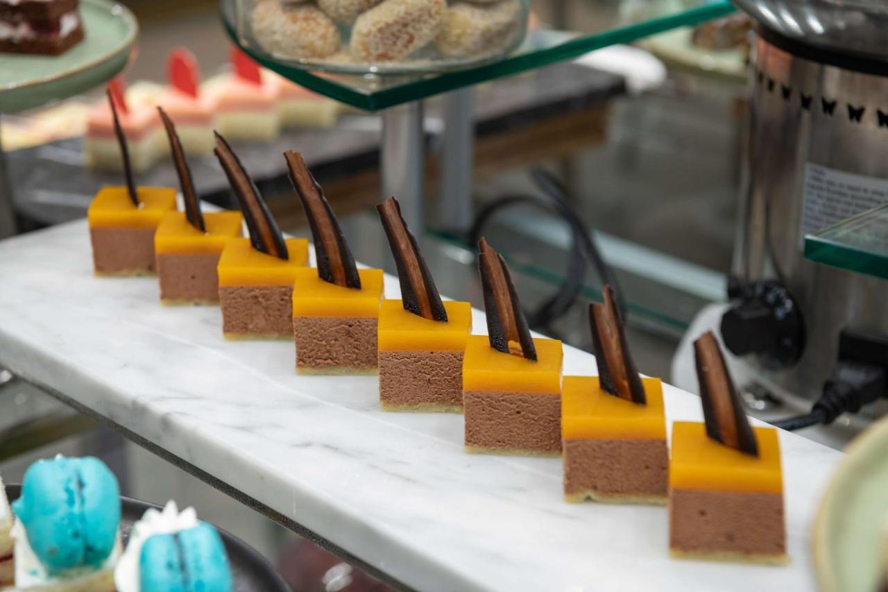 Radisson Blu Hotel, Jeddah Corniche Zewnętrze zdjęcie A row of petit fours
