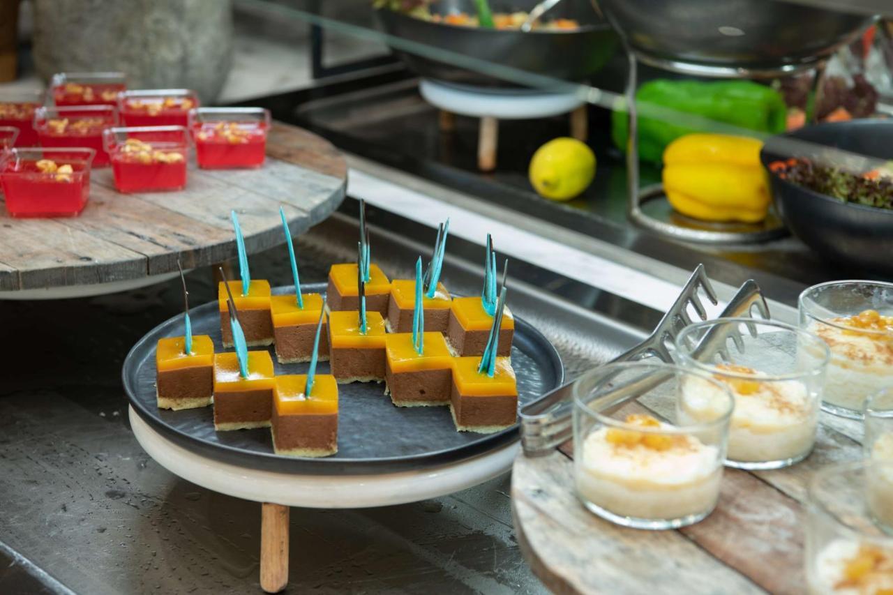 Radisson Blu Hotel, Jeddah Corniche Zewnętrze zdjęcie A selection of desserts