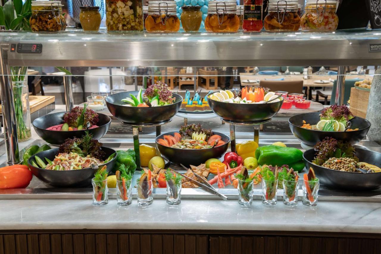 Radisson Blu Hotel, Jeddah Corniche Zewnętrze zdjęcie A salad bar