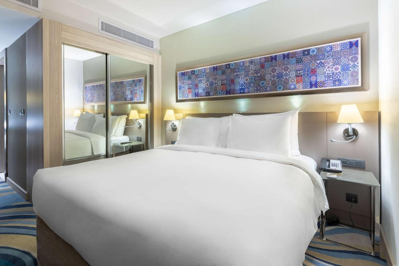 Radisson Blu Hotel, Jeddah Corniche Zewnętrze zdjęcie A bedroom at the hotel
