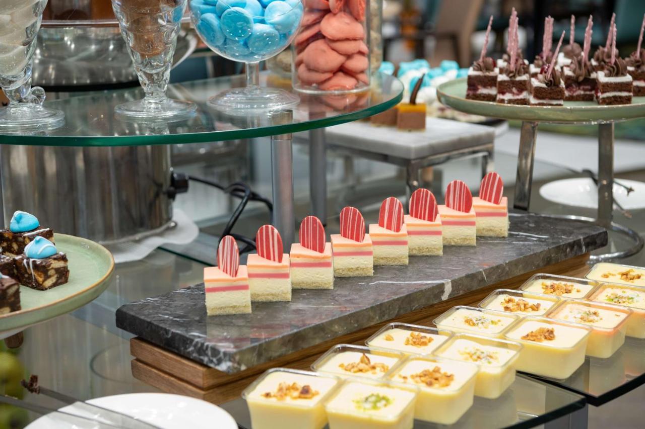 Radisson Blu Hotel, Jeddah Corniche Zewnętrze zdjęcie A selection of petit fours