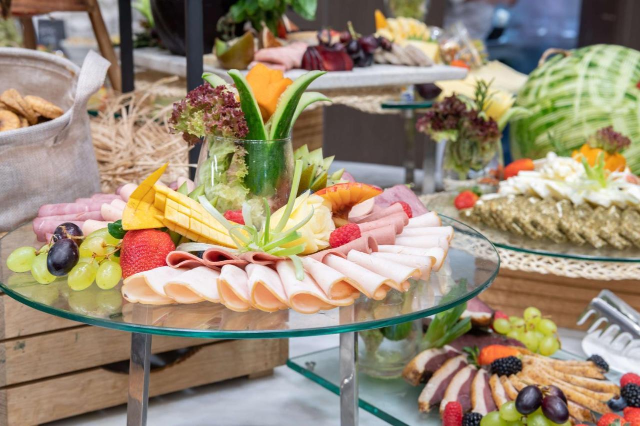 Radisson Blu Hotel, Jeddah Corniche Zewnętrze zdjęcie A buffet