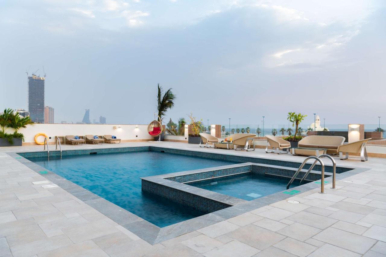Radisson Blu Hotel, Jeddah Corniche Zewnętrze zdjęcie Rooftop pool at the hotel