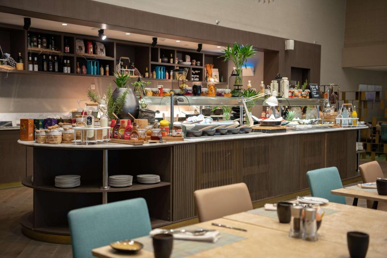 Radisson Blu Hotel, Jeddah Corniche Zewnętrze zdjęcie The buffet at the lounge