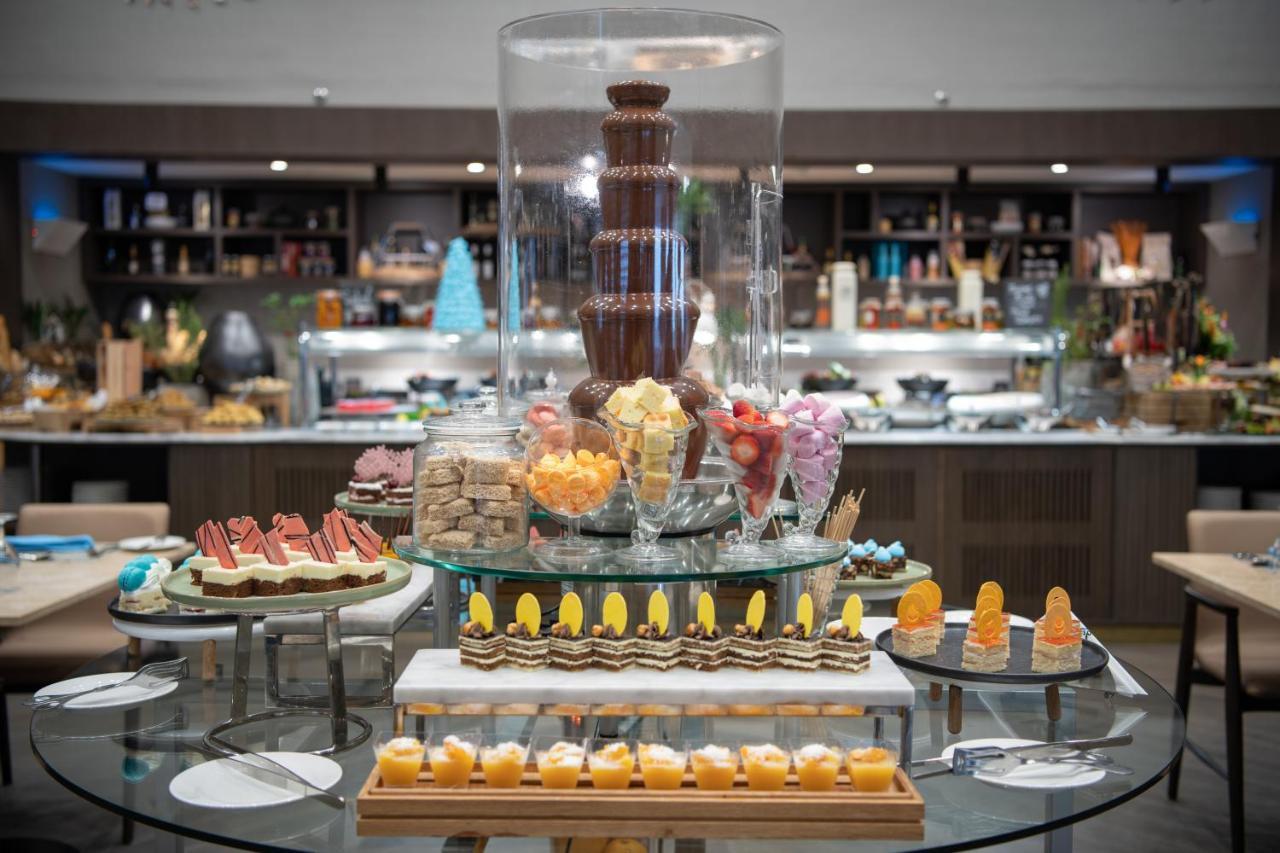 Radisson Blu Hotel, Jeddah Corniche Zewnętrze zdjęcie A chocolate fountain
