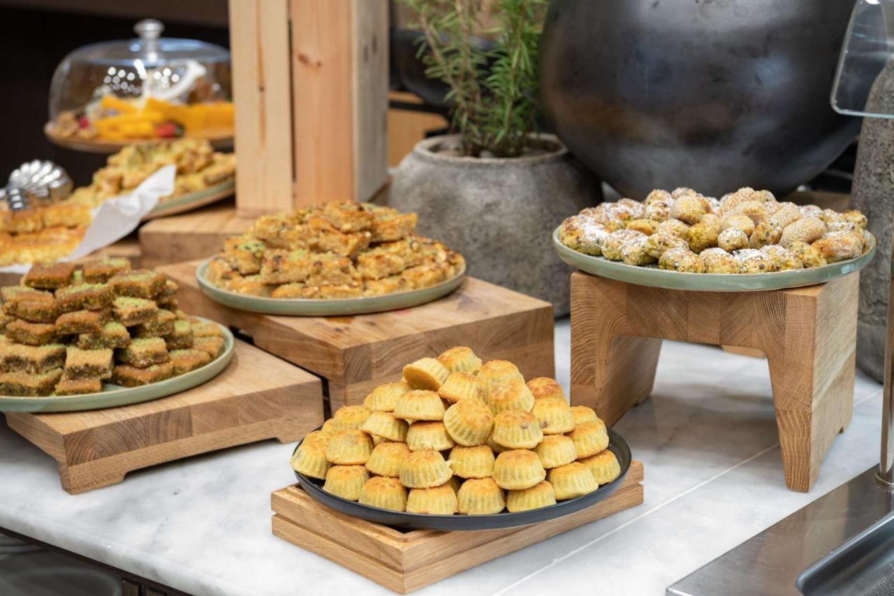 Radisson Blu Hotel, Jeddah Corniche Zewnętrze zdjęcie A selection of traditional Greek sweets